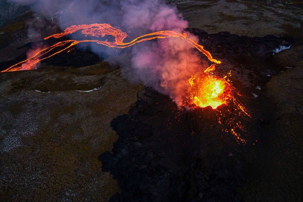 In april 2021 stroomt lava uit twee spleten die zijn ontstaan in de helling van de vulkaan Fagradalsfjall op IJsland