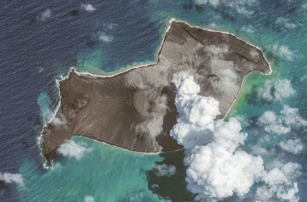 Vanaf december werd het eilandje tijdens lichtere uitbarstingen geleidelijk aan uitgebreid zoals op deze opname van 6 januari 2022 is te zien Bij de navolgende explosieve uitbarstingen van 14 en 15 januari werd het grootste deel van het eilandje weggeblazen