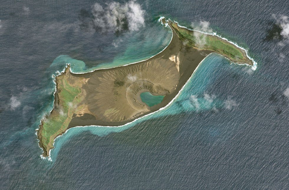Op deze satellietopname van 12 december 2021 is de top van de vulkaan Hunga TongaHunga Haapai te zien als een eilandje dat boven de zeespiegel uitsteekt