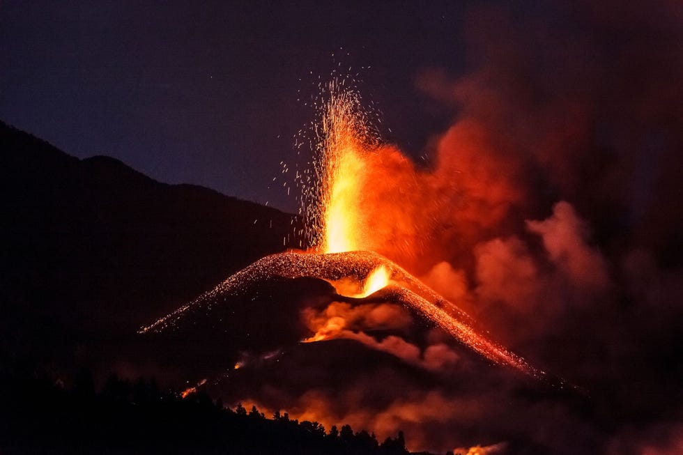 Lavafonteinen stijgen in oktober 2021 op uit de vulkaan Cumbre Vieja op La Palma een van de Canarische Eilanden Door de aanhoudende uitbarsting zijn al honderden gebouwen verwoest en moesten duizenden bewoners van het eiland worden gevacueerd