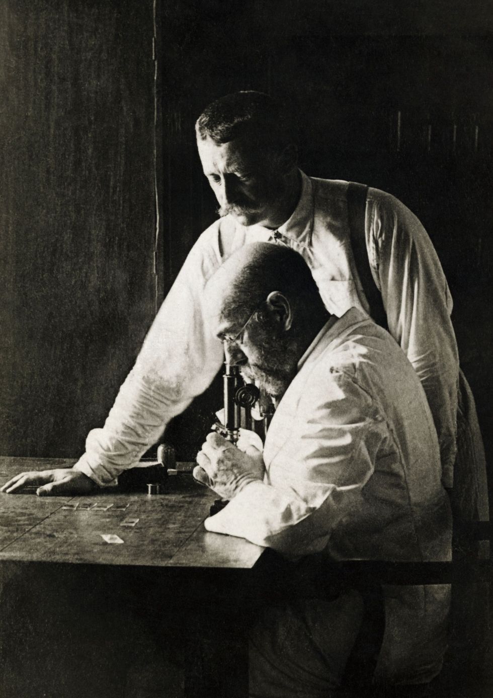 Pfeiffer staand was een proteg van Robert Koch zittend in zijn werkkamer een van de grondleggers van de moderne bacteriologie en ontdekker van de bacterin die cholera en tuberculose veroorzaken