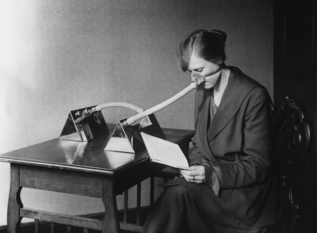 Een vrouw heeft een ongebruikelijk neuskapje op om zich te beschermen tegen de Spaanse griep van 1918 Destijds wist niemand dat de griep influenza door een virus werd veroorzaakt en werd de term griep voor een hele reeks besmettelijke luchtwegaandoeningen gebruikt Een Duitse wetenschapper meende dat hij de ware boosdoener achter de Spaanse griep had gevonden toen hij in 1893 een nieuwe bacterie ontdekte Zijn vergissing zou verstrekkende gevolgen hebben