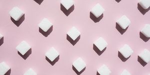 Suikerblokjes op een roze achtergrond