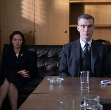 l to r emily blunt is kitty oppenheimer and cillian murphy is j robert oppenheimer in oppenheimer, written, produced, and directed by christopher nolan