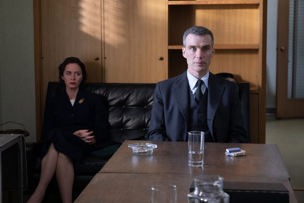 l to r emily blunt is kitty oppenheimer and cillian murphy is j robert oppenheimer in oppenheimer, written, produced, and directed by christopher nolan