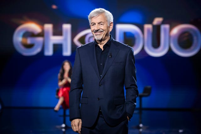 el presentador en el plato de gran hermano duo