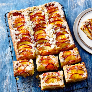 bakewell cake traybake