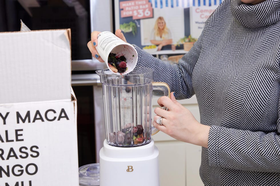 sassos preparing a daily harvest smoothie in a blender