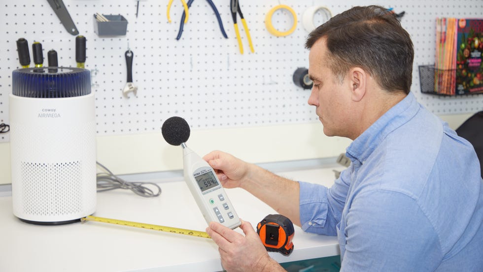 air purifier tests an expert uses a decibel meter to measure noise from an air purifier