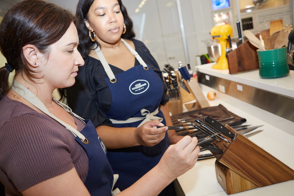 analysts looking at knife block sets