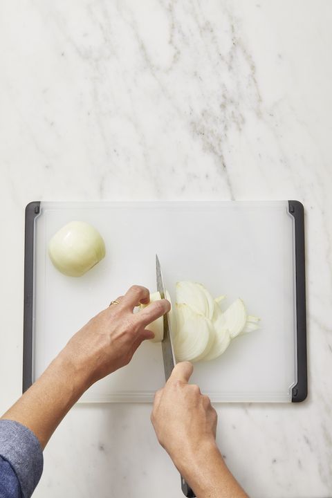 how to slice onion - sliced onion
