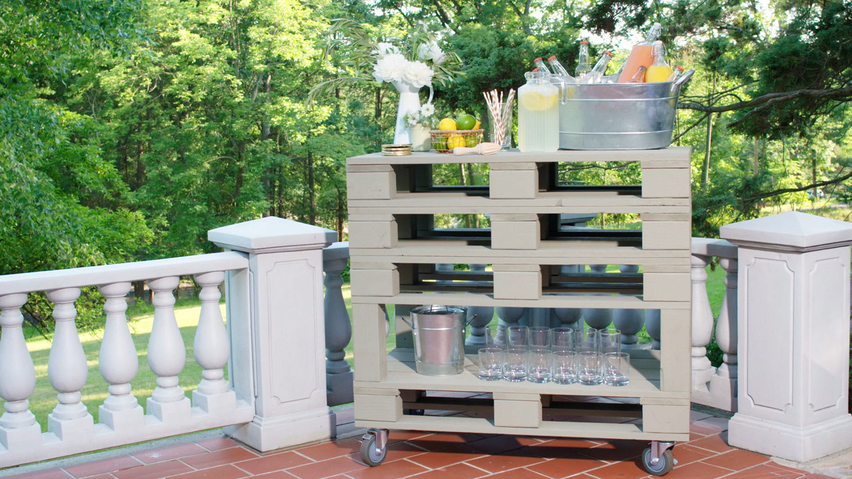 preview for This Shipping Pallet Bar Cart Is So Easy You Can DIY It In a Weekend