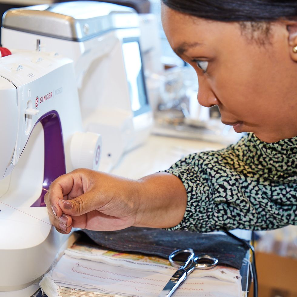Handheld Sewing Machine vs. Heavy Duty Sewing Machine: Choosing the Best  Sewing Machine for Beginners - MechonatTfira