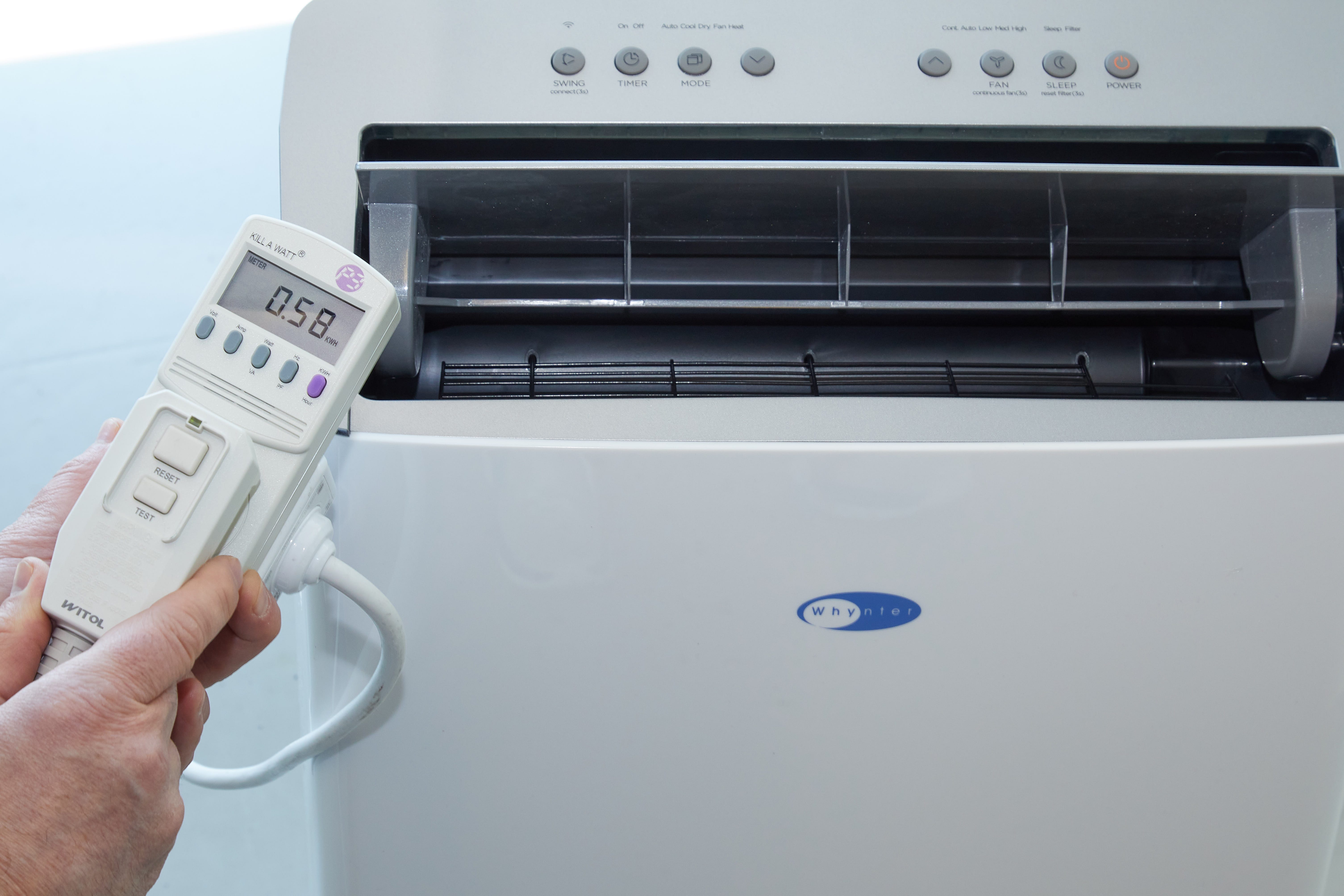 an expert measures the energy consumption of a portable air conditioner