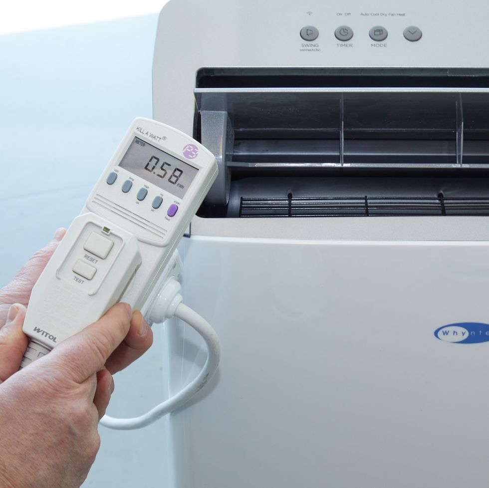 an expert measures the energy consumption of a portable air conditioner