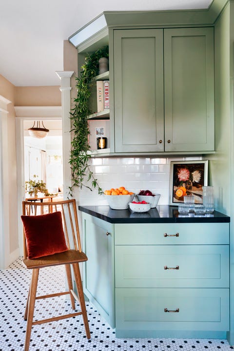 cocina con muebles verdes y suelo de mosaico
