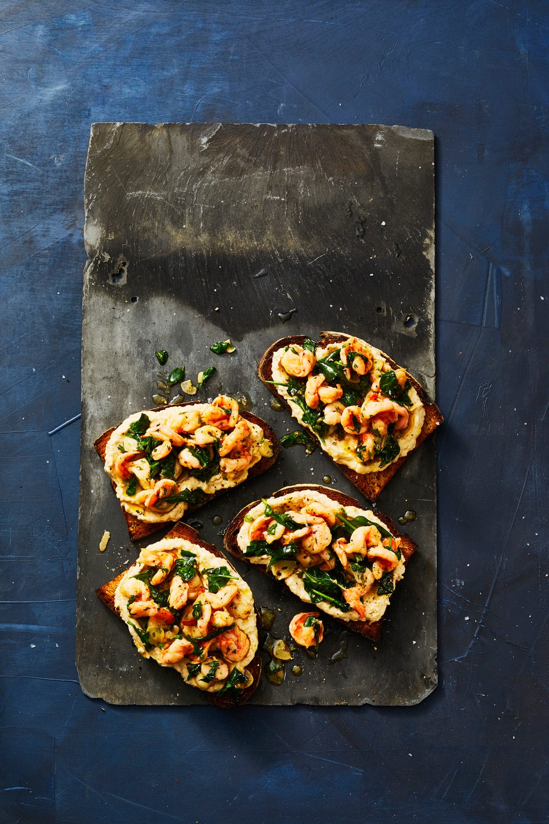 tostas de gambas al ajillo y judías blancas