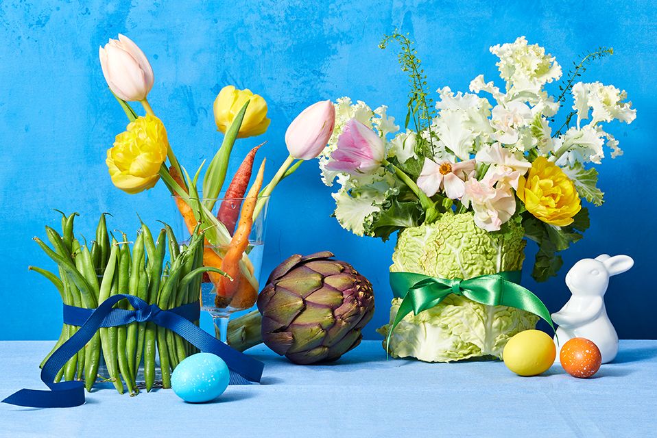 centros de mesa de pascua con flores, verduras y conejos