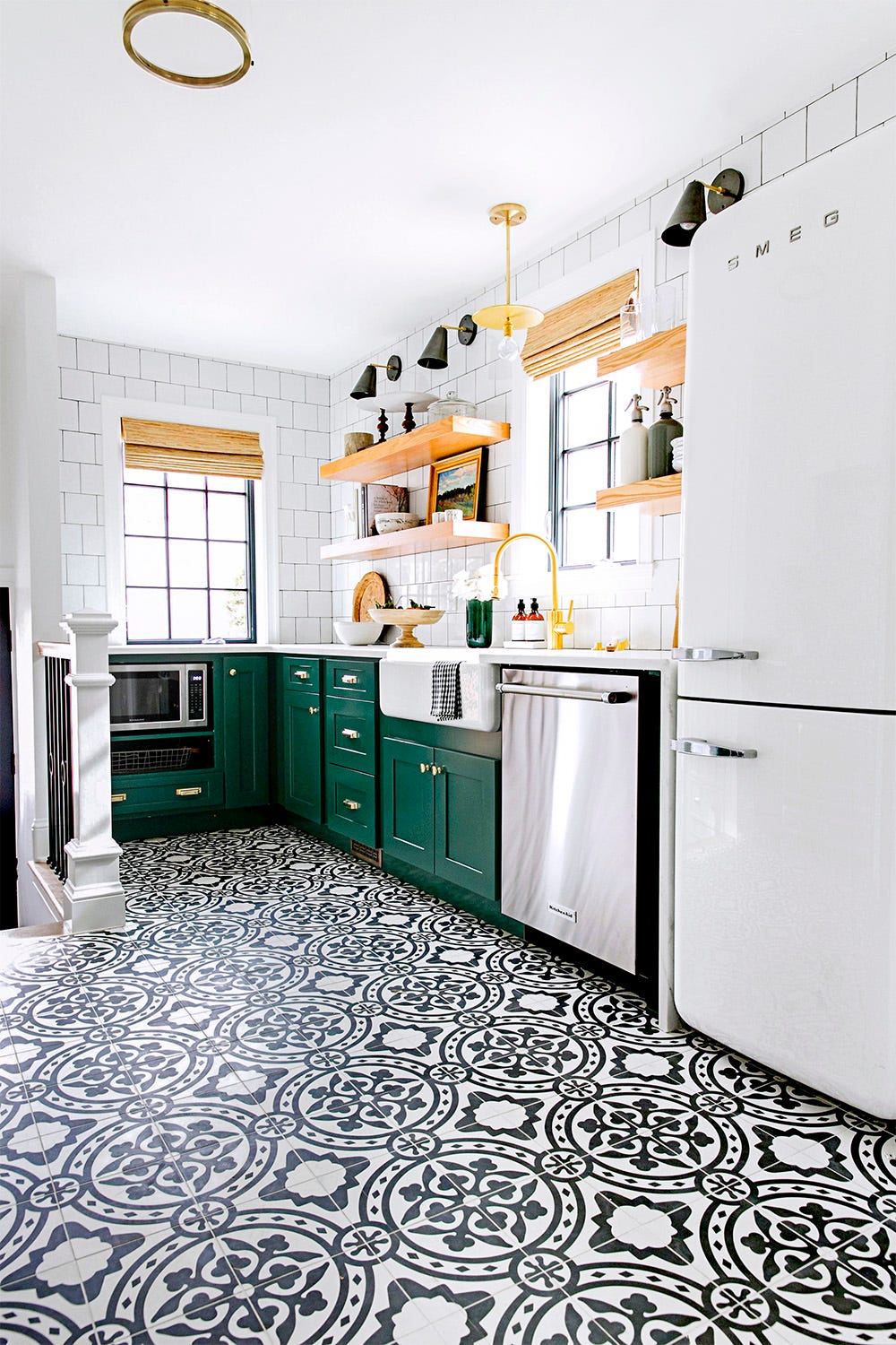 cocina pequeña en blanco y verde con suelo estampado