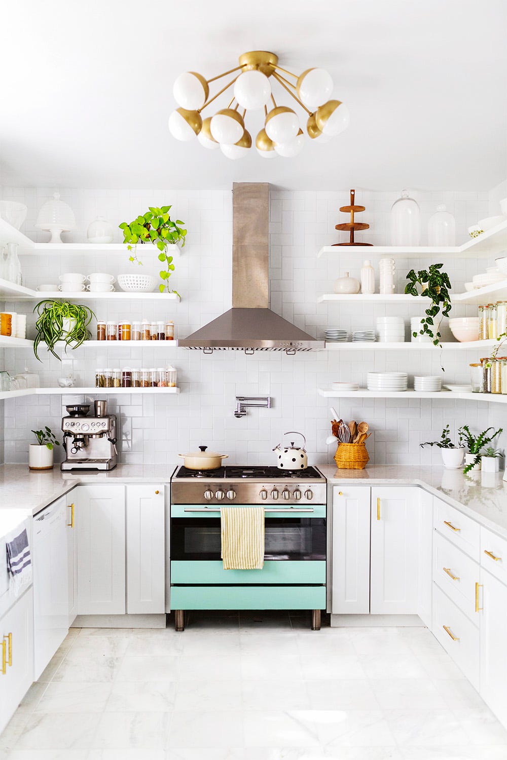 cocina blanca con suelo de mármol blanco