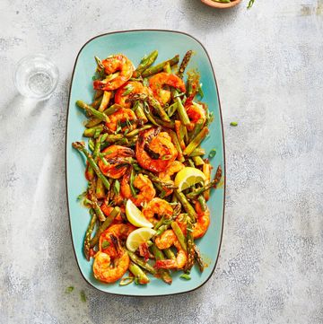 shrimp and asparagus on a blue plate