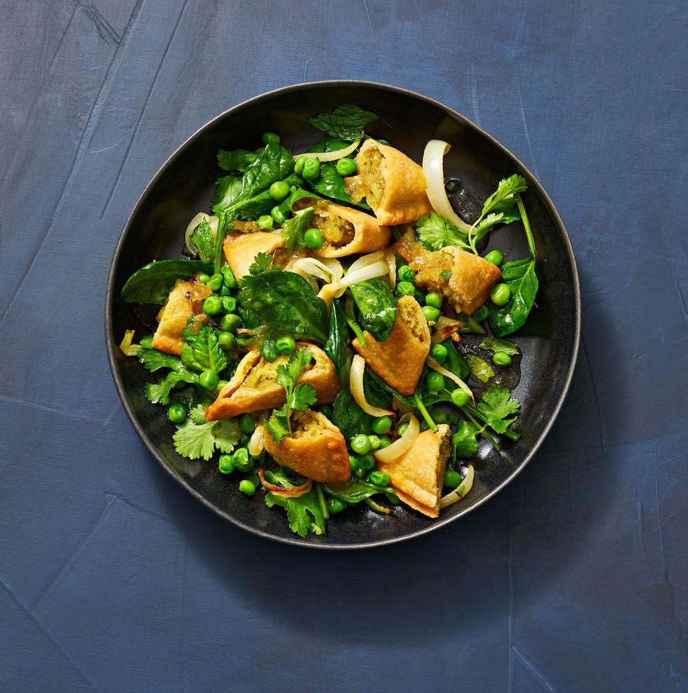 samosa salad with green peas and spinach