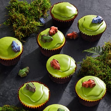 Frog and Lily Pad Cupcakes frog and lily pad cupcakes