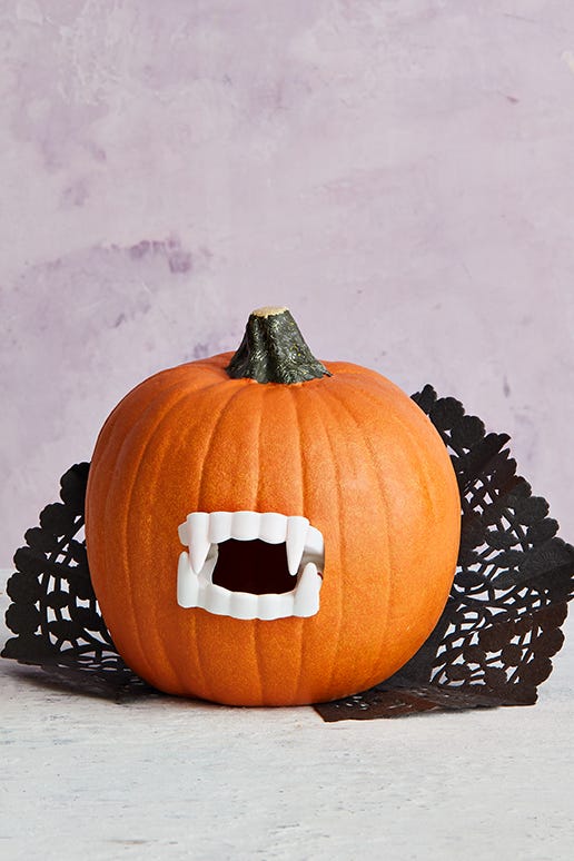 pumpkin carving ideas, pumpkin with sharp vampire like teeth