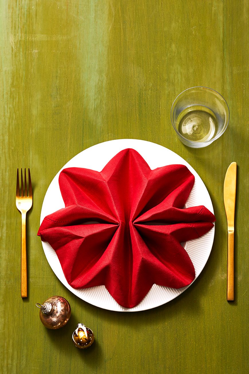 red napkin star table setting ideas
