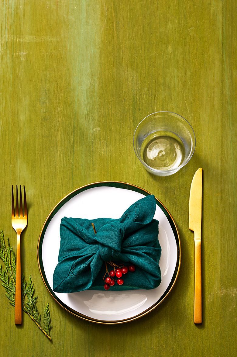 green and red berries table setting ideas
