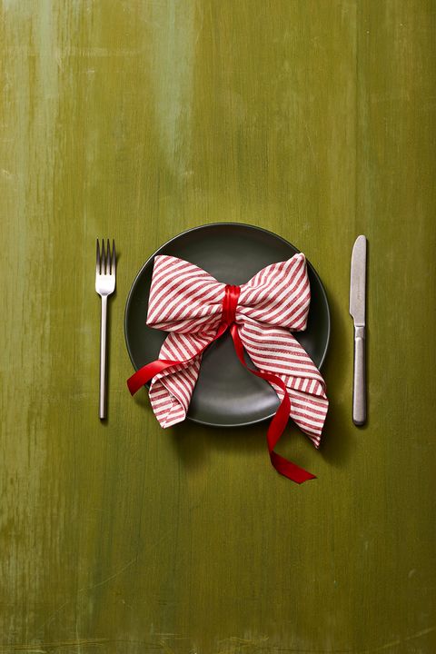 red and white christmas bow table setting ideas