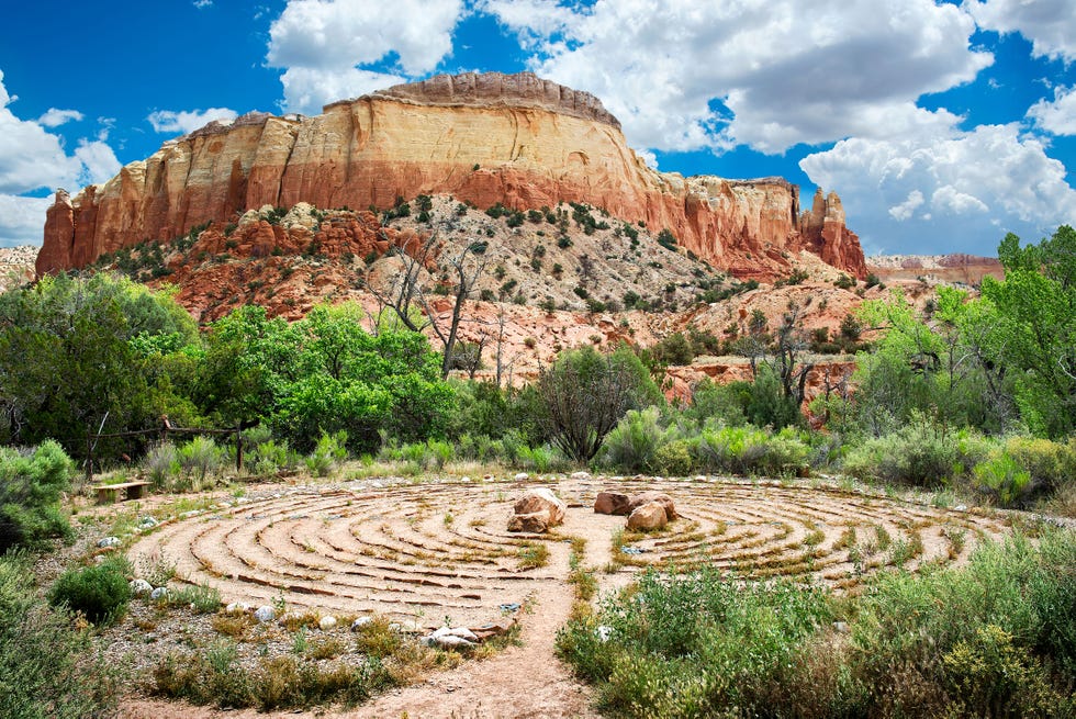 Ghost Ranch è un centro di ritiro e formazione di 21.000 acri situato vicino al villaggio di Abiquiú nella contea di Rio Arriba, nella parte centro-settentrionale del Nuovo Messico, Stati Uniti.