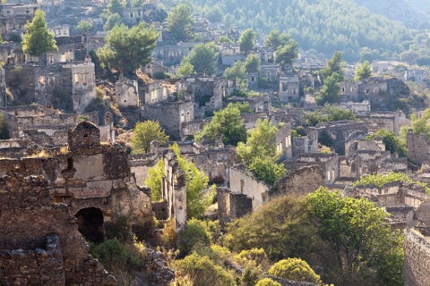 KAYAKY TURKIJE  Toen in 1923 een einde kwam aan de GrieksTurkse Oorlog moesten circa n miljoen Grieken die in Turkije woonden gedwongen naar Griekenland emigreren Ook Kayaky een Grieks dorp met zon tweeduizend inwoners in het westen van Turkije werd verlaten De resten van het dorp waaronder honderden vervallen huizen en twee GrieksOrthodoxe kerkjes vormen nu een historisch monument Reistip De dichtstbijzijnde stad is Fethiye dat op vierenhalve kilometer van Kayaky ligt