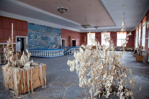 PYRAMIDEN NOORWEGEN  Dit voormalige Sovjetmijnstadje ligt op de Noorse archipel Spitsbergen en was tussen 1927 tot 1998 bewoond Tot de nederzetting behoren barakken voor arbeiders van de kolenmijn een sportcentrum een buste van Lenin een bibliotheek een theater en een muziekhal met inbegrip van de noordelijkste vleugel ter wereld  allemaal achtergelaten nadat het plaatsje werd ontruimdReistip Overnacht in Longyearbyen de grootste stad van Spitsbergen en neem vandaaruit de boot voor een dagtrip naar Pyramiden