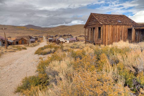 BODIE CALIFORNI  In 1879 was Bodie een overvol goudstadje met 8500 inwoners en berucht om zijn schiet en vechtpartijen Maar nog geen tien jaar later was het grotendeels verlaten waarna de resterende inwoners gestaag wegtrokken totdat het stadje geheel was uitgestorven De 150 nog resterende gebouwen zijn amper veranderd sinds ze door de bewoners ervan werden verlatenReistip Bodie is een Historic State Park van de staat Californi en ligt ruim elf kilometer ten zuiden van de stad Bridgeport
