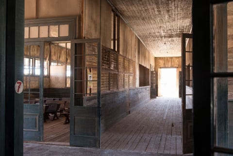 HUMBERSTONE EN SANTA LAURA CHILI  Deze beide bedrijfsstadjes in het noorden van de Chileense Atacamawoestijn werden gebouwd voor werknemers van de salpetermijnen en in 1958 ontruimd Tot de goed bewaard gebleven gebouwen behoren een theater met de originele stoelen huizen een hotel kruidenierswinkels met oude prijslijsten en een zwembad van smeedijzer dat van de romp van een schip was gehaaldReistip Humberstone en Santa Laura liggen vlakbij het plaatsje Pozo Almonte een kleine vijftig kilometer ten westen van Iquique de dichtstbijzijnde grote stad met hotels en een vliegveld