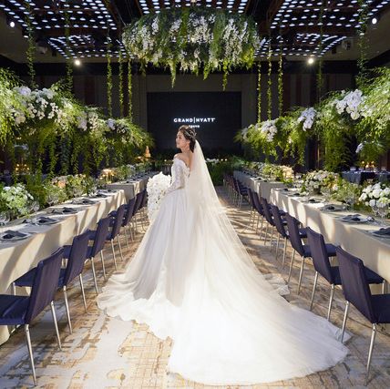 「グランド ハイアット 東京」の会場に佇む花嫁。