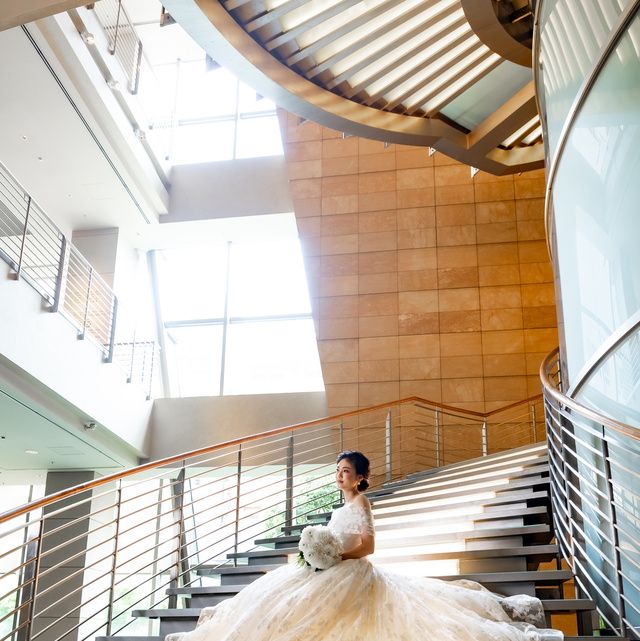 「グランド ハイアット 東京」の光の階段に佇む花嫁。