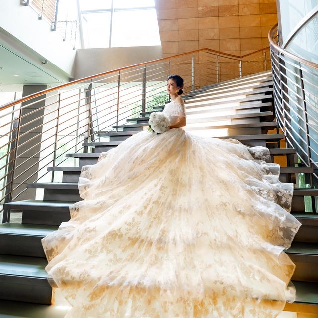 「グランド ハイアット 東京」の光の階段に佇む花嫁。