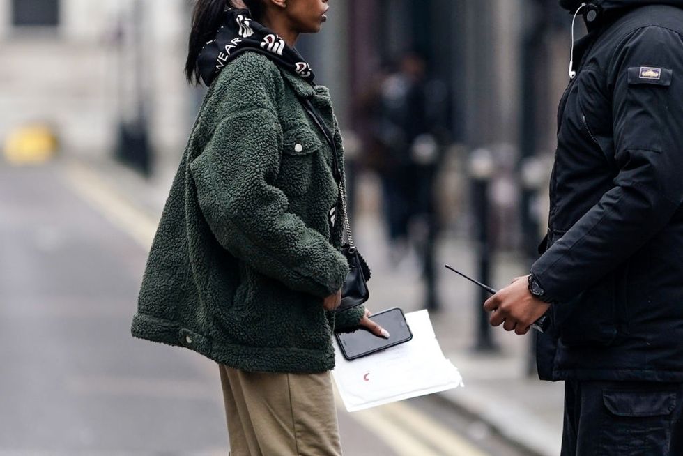 giacche uomo donna autunno 2021, la tendenza street style dalle fashion week vede i blazer e le giacche di pelle insieme alla giacca piumino e al bomber, tutte da provare