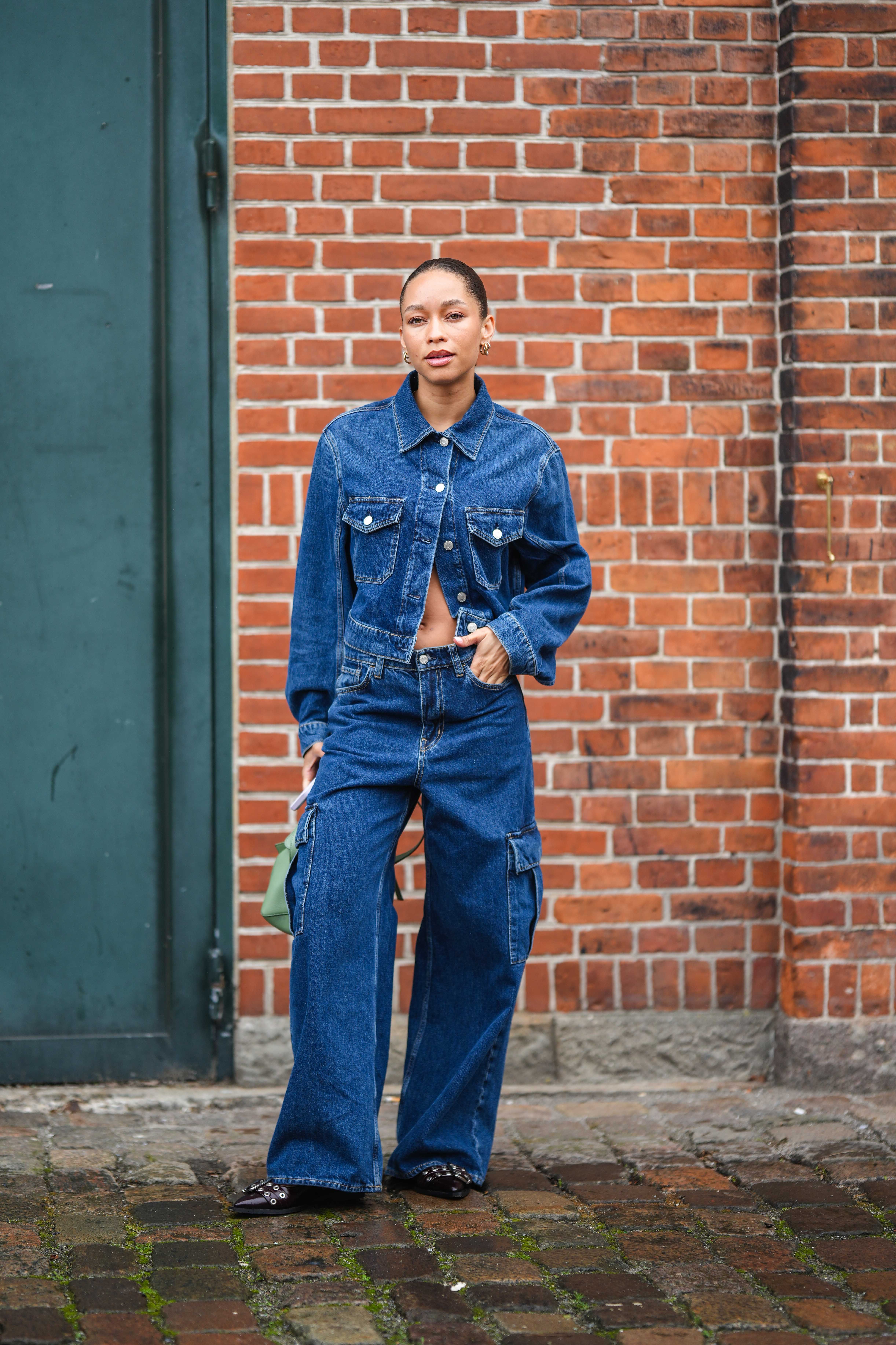 La giacca di jeans per questo autunno la stanno comprando ora tutte da Mango a meno di 30 euro