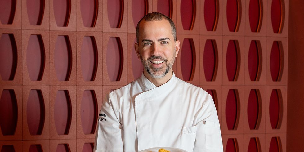 el chef gianni pinto, cocinero del restaurante italiano noi de madrid con su pasta carbonara "desobediente"