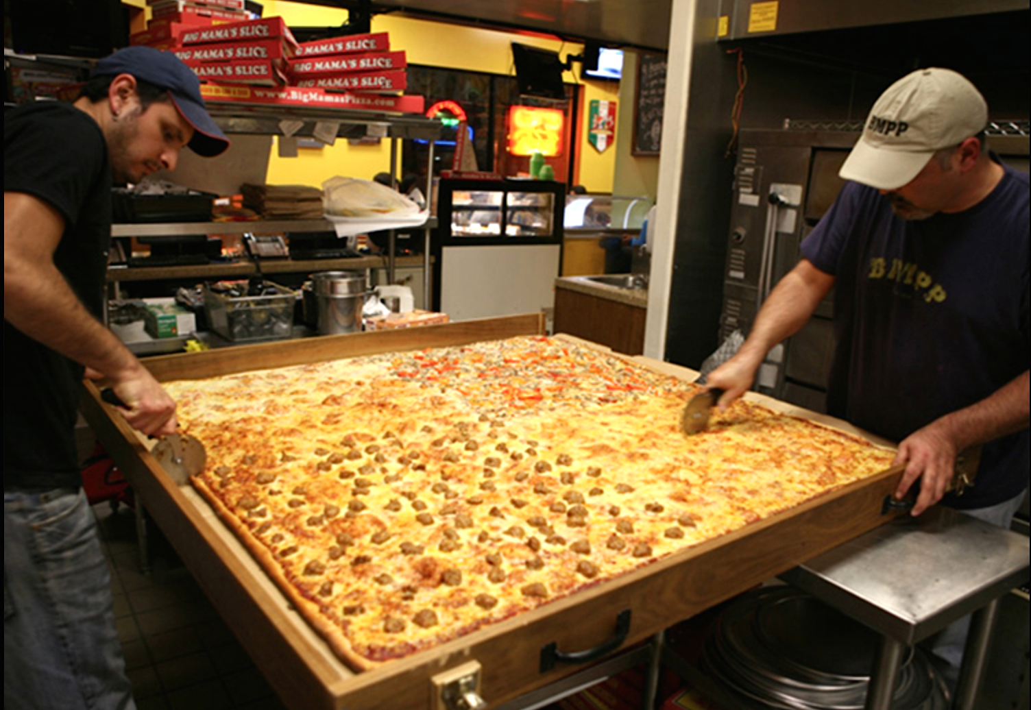 A Pizzeria In Cali Delivers A 20 Square Food Pizza Big Mama S Papa   Giant Pizza 1540480299 