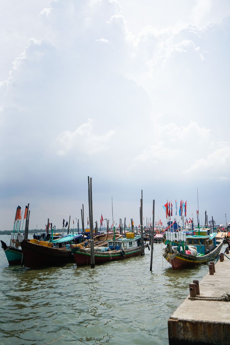 Afgemeerde vissersboten in Sungsang de grootste vissersplaats in ZuidSumatra