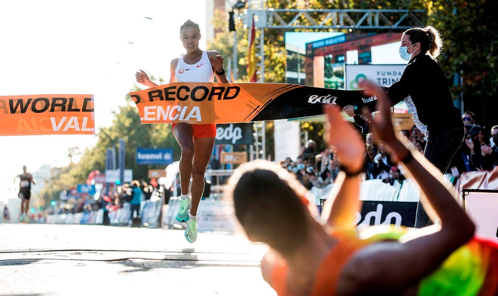 letesenbet gidey cruza el medio maratón de valencia con un nuevo récord del mundo mientras abel kipchumba aplaude desde el suelo