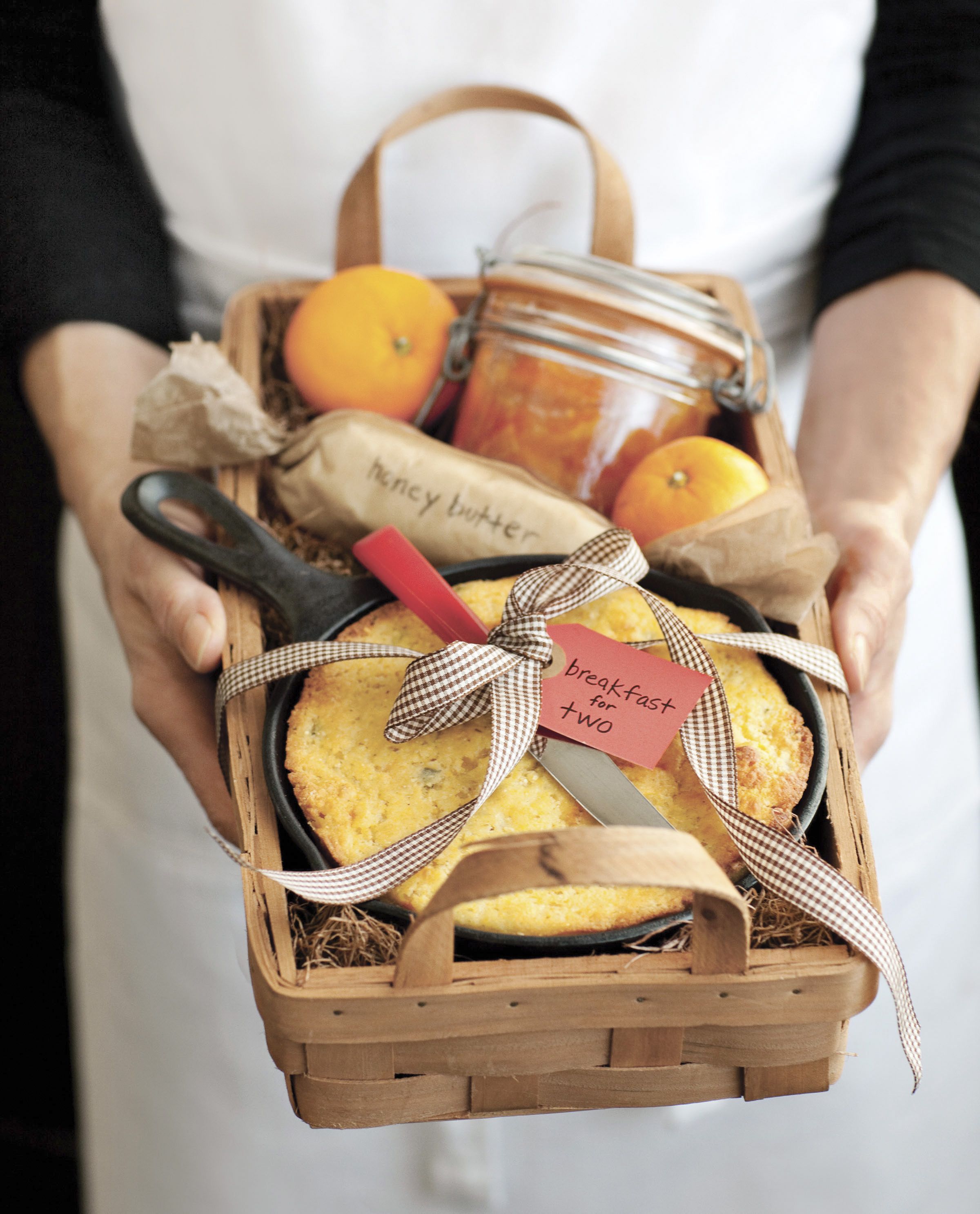 DIY CHRISTMAS GIFT BASKET — DIANA RODELO