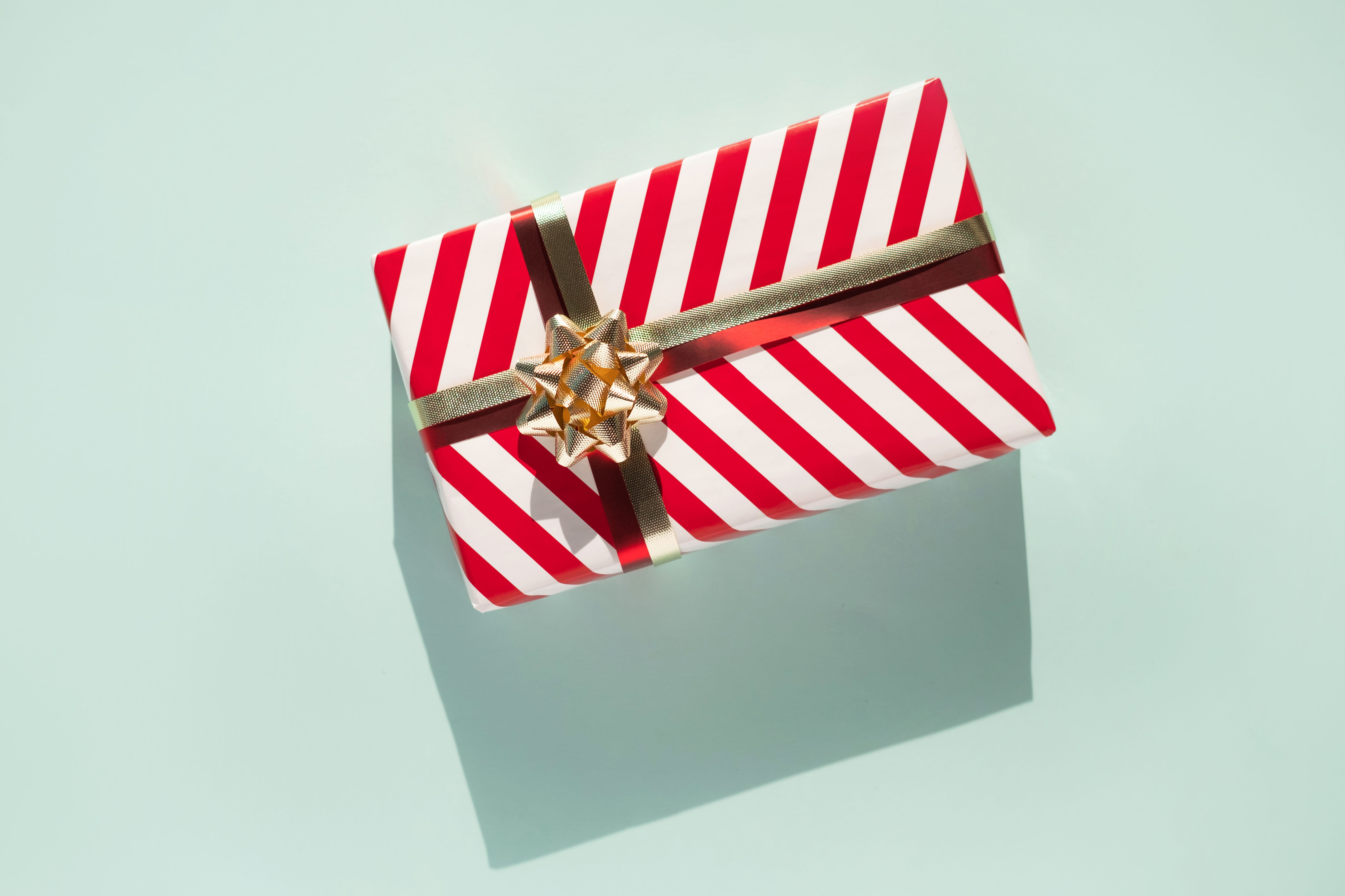 469,000+ Wrapped Gift Stock Photos, Pictures & Royalty-Free Images - iStock  | Poorly wrapped gift, Wrapped gift box, Brown paper wrapped gift