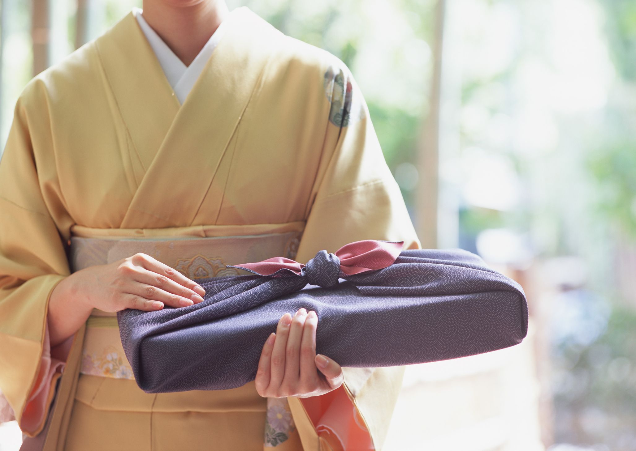 ぺこり様専用 新品 茄子 着物 仕付け糸付“愛らしい姿で舞う