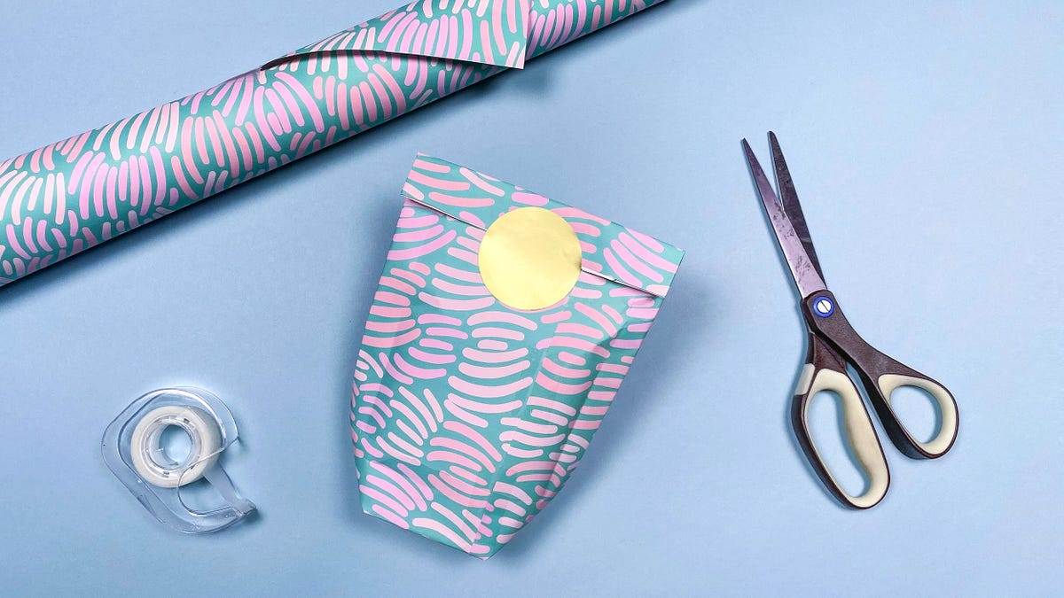 how-to-make-a-gift-bag-out-of-wrapping-paper-6-easy-steps