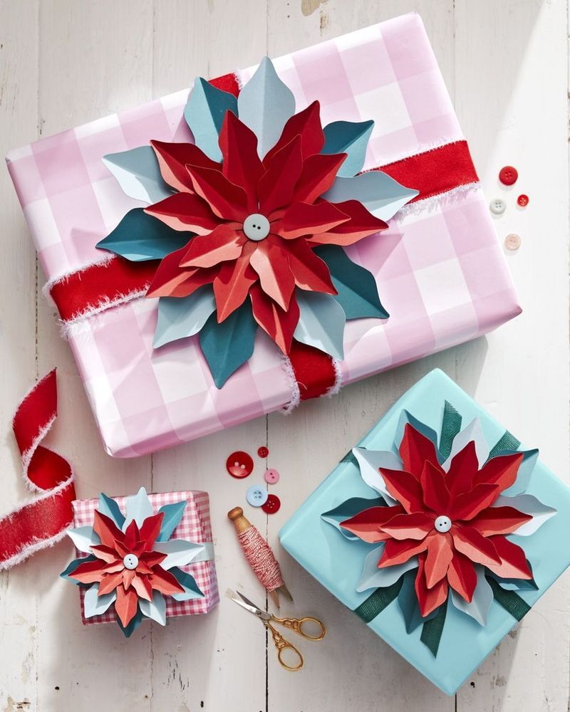 https://hips.hearstapps.com/hmg-prod/images/gift-wrapping-ideas-poinsettia-1638919132.jpeg?crop=1xw:0.999000999000999xh;center,top&resize=980:*